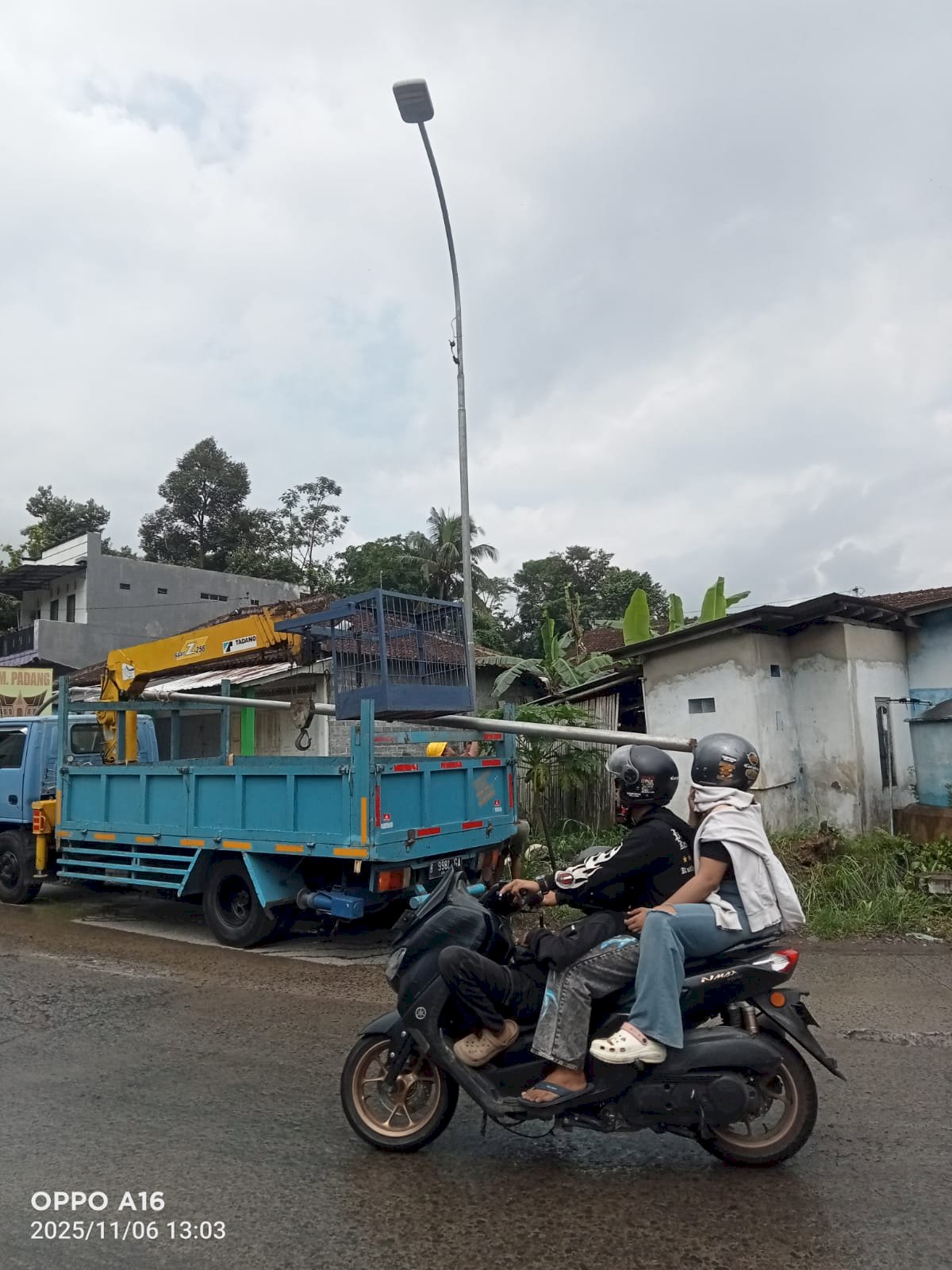 Cepat Tanggap! Dishub Klaten Langsung Perbaiki Tiang PJU Roboh di Pasar Kembang Kemalang