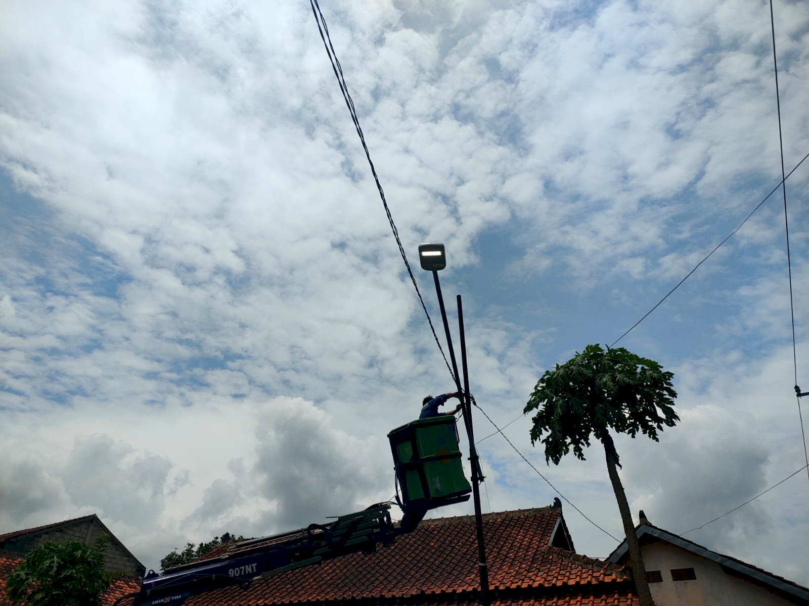 Jangan Biarkan Gelap! Dishub Klaten Aktif Service PJU dan Bersihkan Korosi di Pertigaan Ringin Glodogan