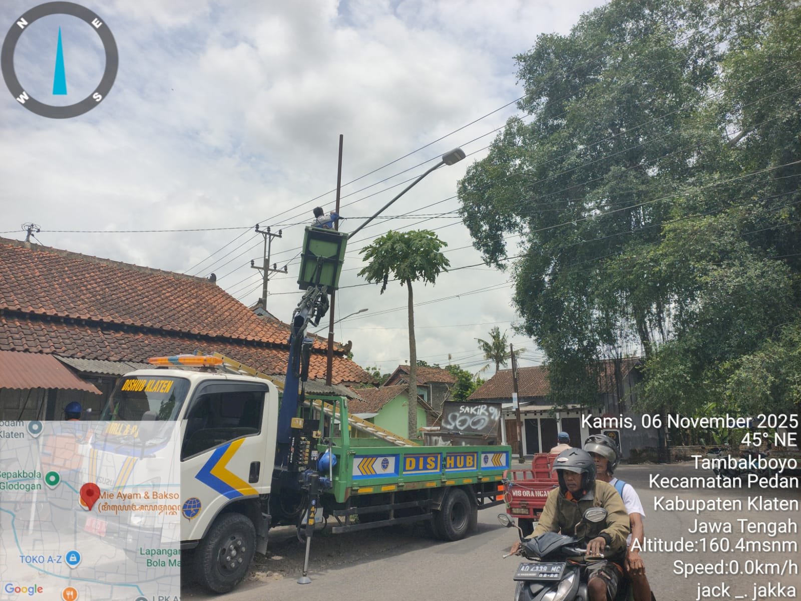 Jangan Biarkan Gelap! Dishub Klaten Aktif Service PJU dan Bersihkan Korosi di Pertigaan Ringin Glodogan