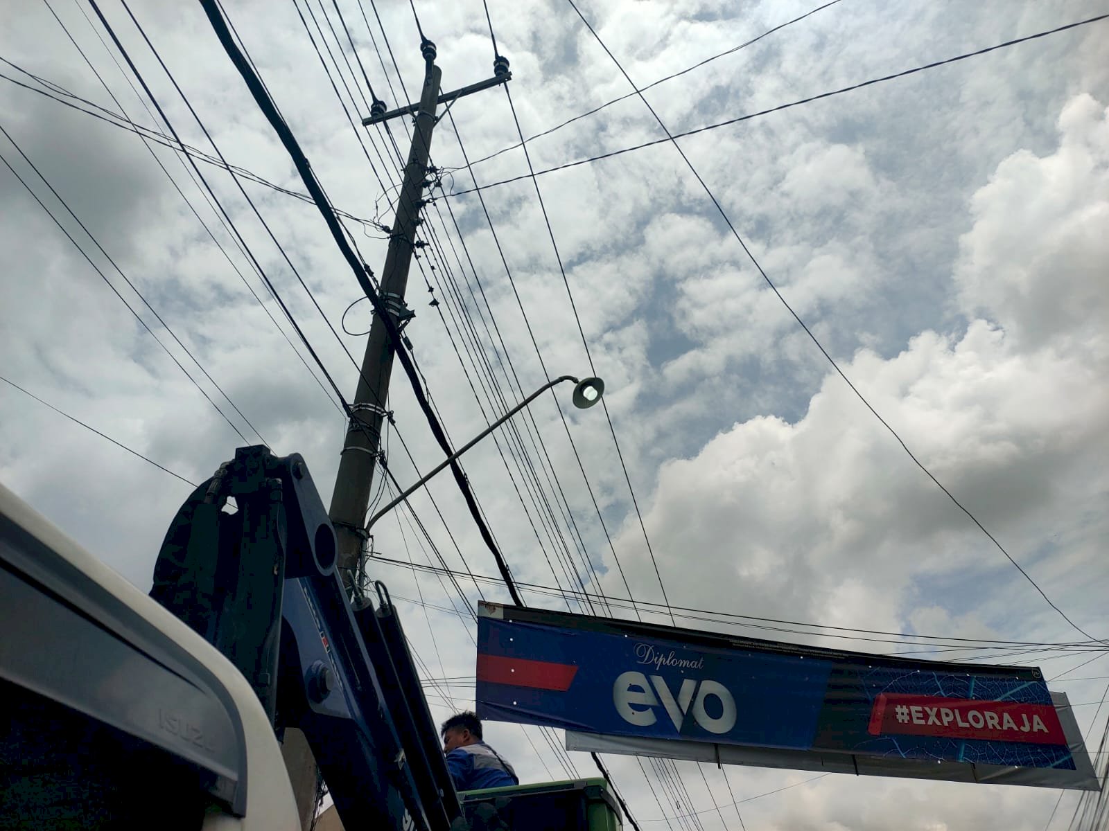 Kawasan Perdagangan Terjaga: Dishub Klaten Service Lampu PJU di Pasar Wedi