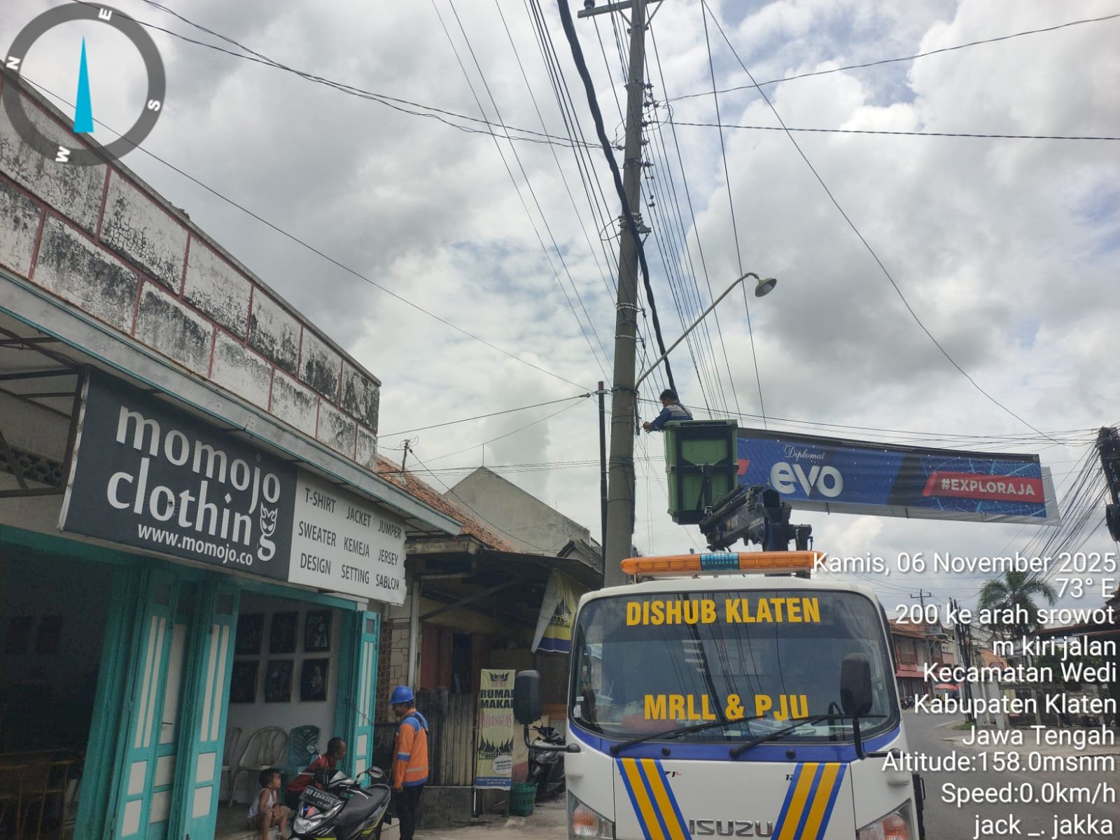 Kawasan Perdagangan Terjaga: Dishub Klaten Service Lampu PJU di Pasar Wedi