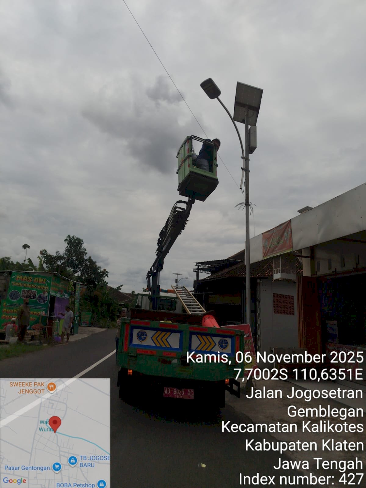 Restore Estetika Jalan: Dishub Klaten Perbaiki Ornamen Lampu Patah di Jogosetran Gemblegan