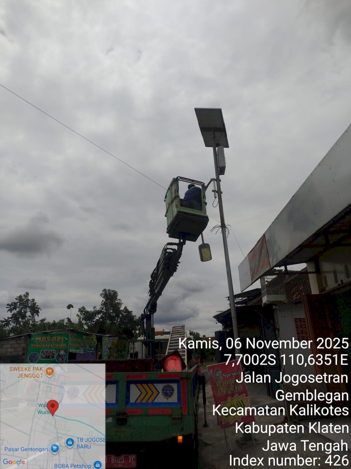 Restore Estetika Jalan: Dishub Klaten Perbaiki Ornamen Lampu Patah di Jogosetran Gemblegan