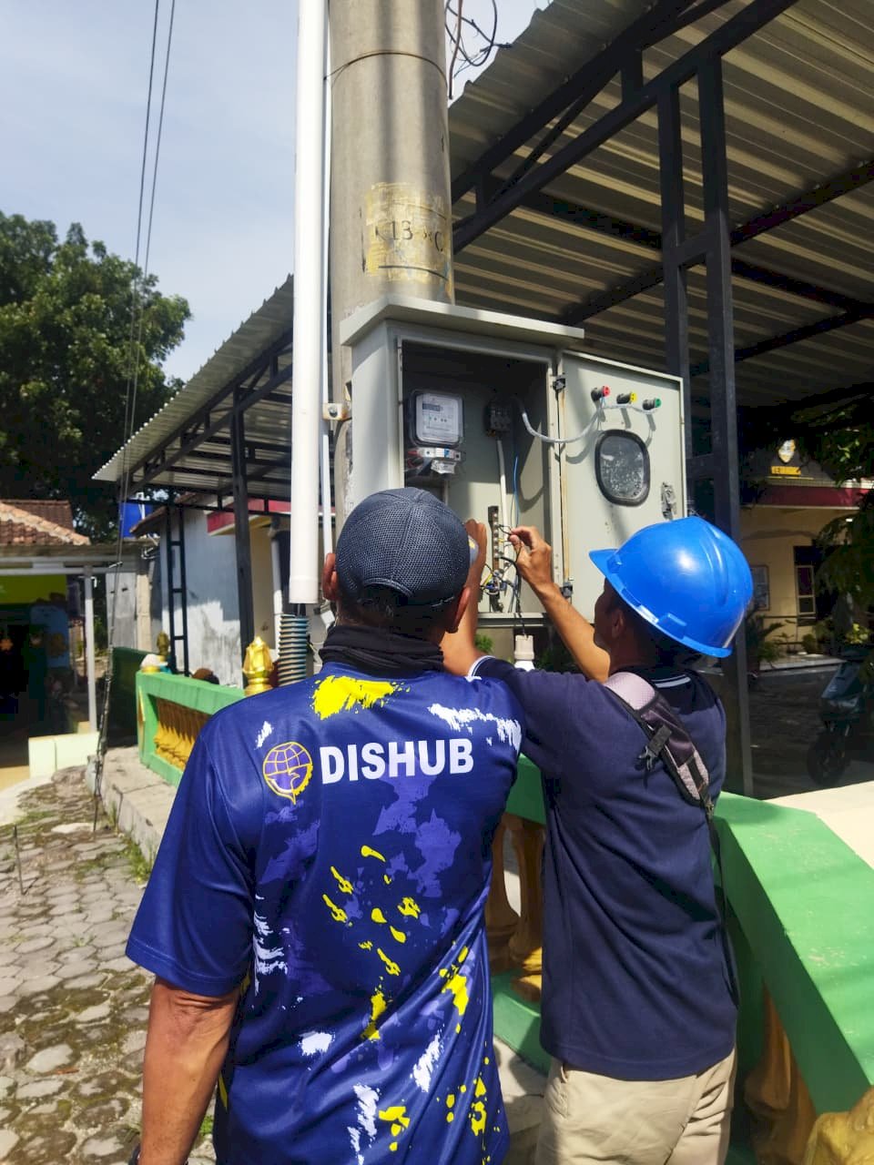 Terang Meranti! Tim PJU DISHUB Bahu-Membahu Perbaiki Listrik PJU di Ketandan dan Karanganom, Demi Keamanan Warga Malam Hari