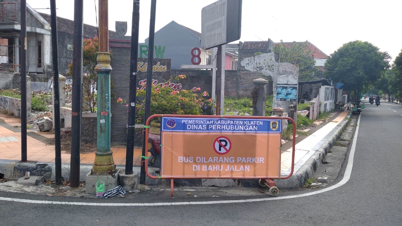 Tegas Dinas Perhubungan! Tanda Larangan Parkir Bus Dipasang Strategis di Jalan Wijaya Kusuma Klaten