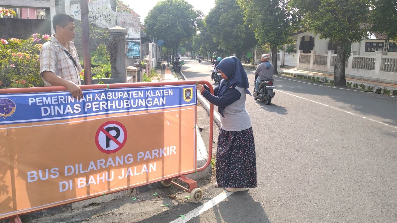 Tegas Dinas Perhubungan! Tanda Larangan Parkir Bus Dipasang Strategis di Jalan Wijaya Kusuma Klaten