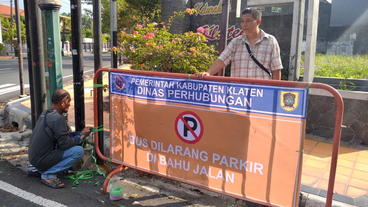 Tegas Dinas Perhubungan! Tanda Larangan Parkir Bus Dipasang Strategis di Jalan Wijaya Kusuma Klaten
