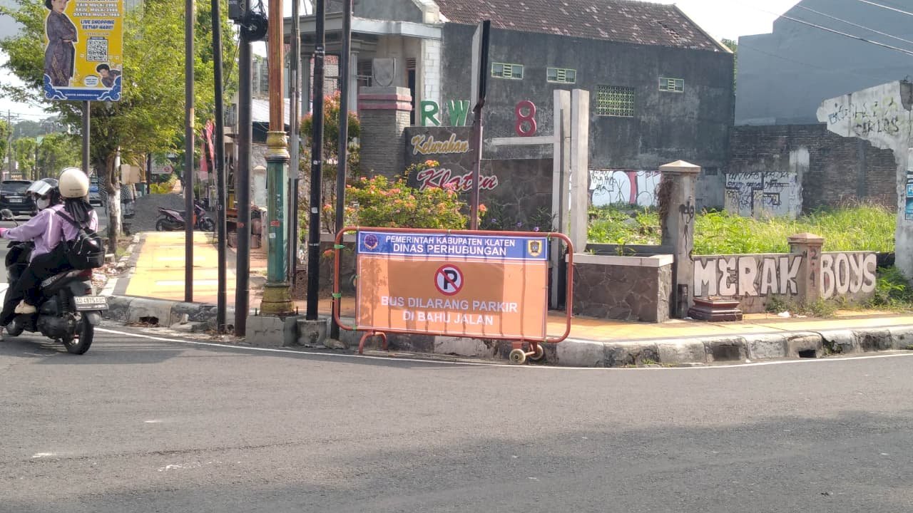 Tegas Dinas Perhubungan! Tanda Larangan Parkir Bus Dipasang Strategis di Jalan Wijaya Kusuma Klaten