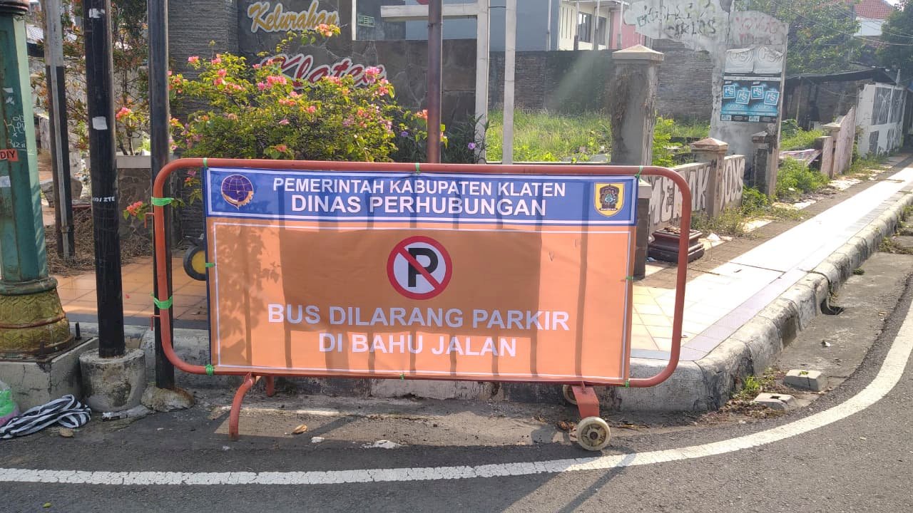 Tegas Dinas Perhubungan! Tanda Larangan Parkir Bus Dipasang Strategis di Jalan Wijaya Kusuma Klaten