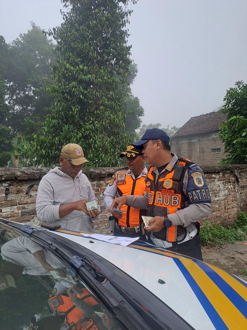 Tegas! Dinas Perhubungan Klaten Tertibkan Truk Galian C yang Melintas di Jalan Terlarang Basin-Gayamprit