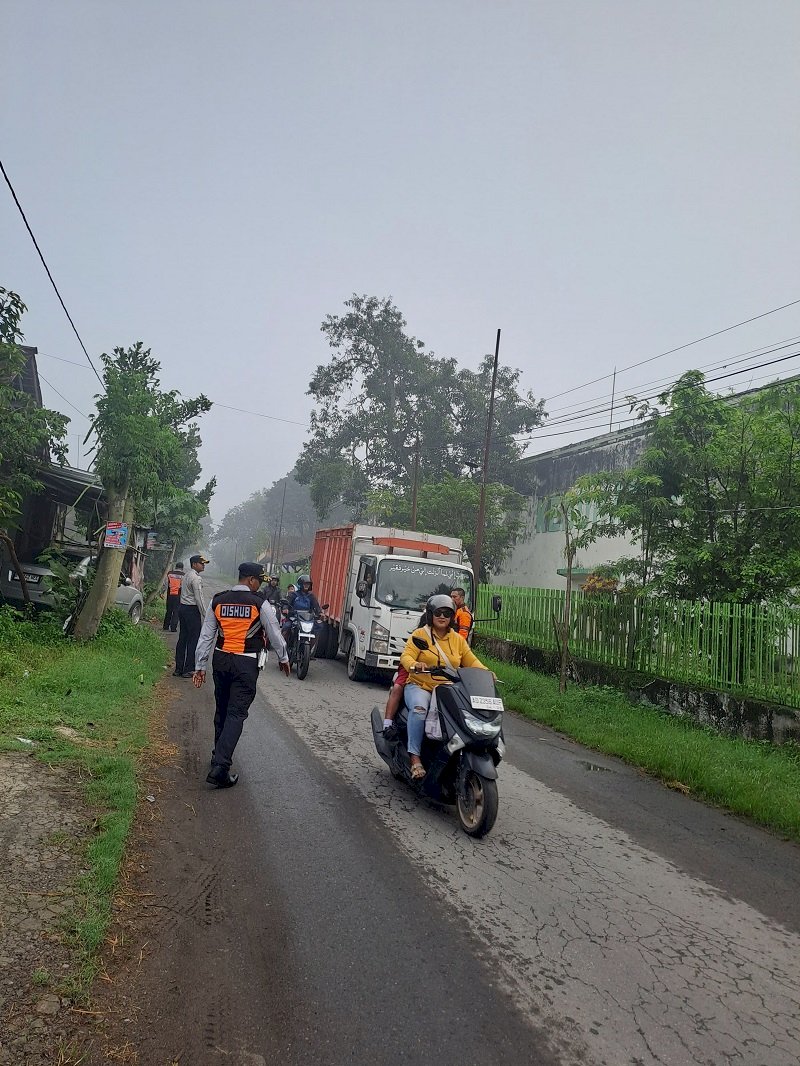 Tegas! Dinas Perhubungan Klaten Tertibkan Truk Galian C yang Melintas di Jalan Terlarang Basin-Gayamprit
