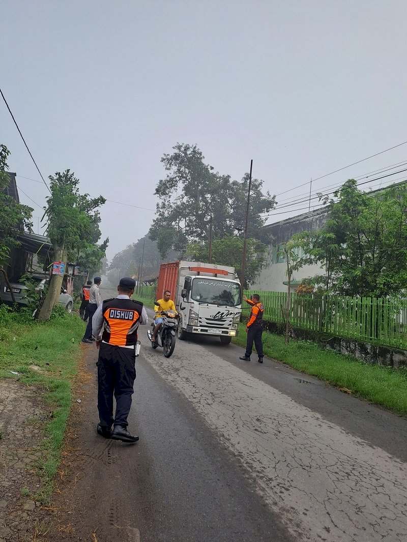 Tegas! Dinas Perhubungan Klaten Tertibkan Truk Galian C yang Melintas di Jalan Terlarang Basin-Gayamprit