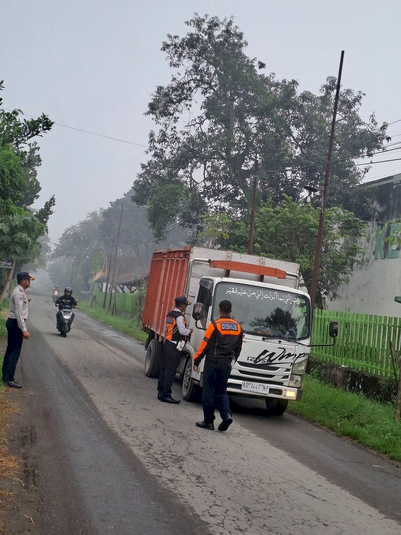 Tegas! Dinas Perhubungan Klaten Tertibkan Truk Galian C yang Melintas di Jalan Terlarang Basin-Gayamprit