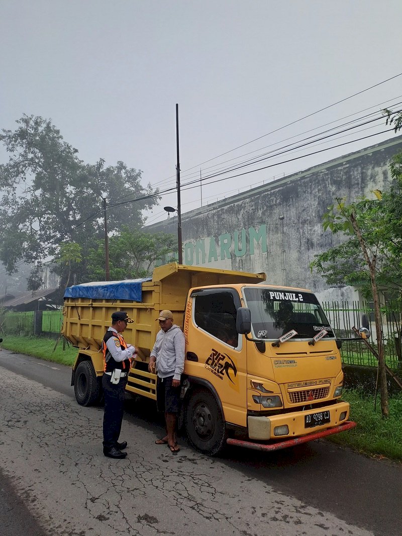 Tegas! Dinas Perhubungan Klaten Tertibkan Truk Galian C yang Melintas di Jalan Terlarang Basin-Gayamprit