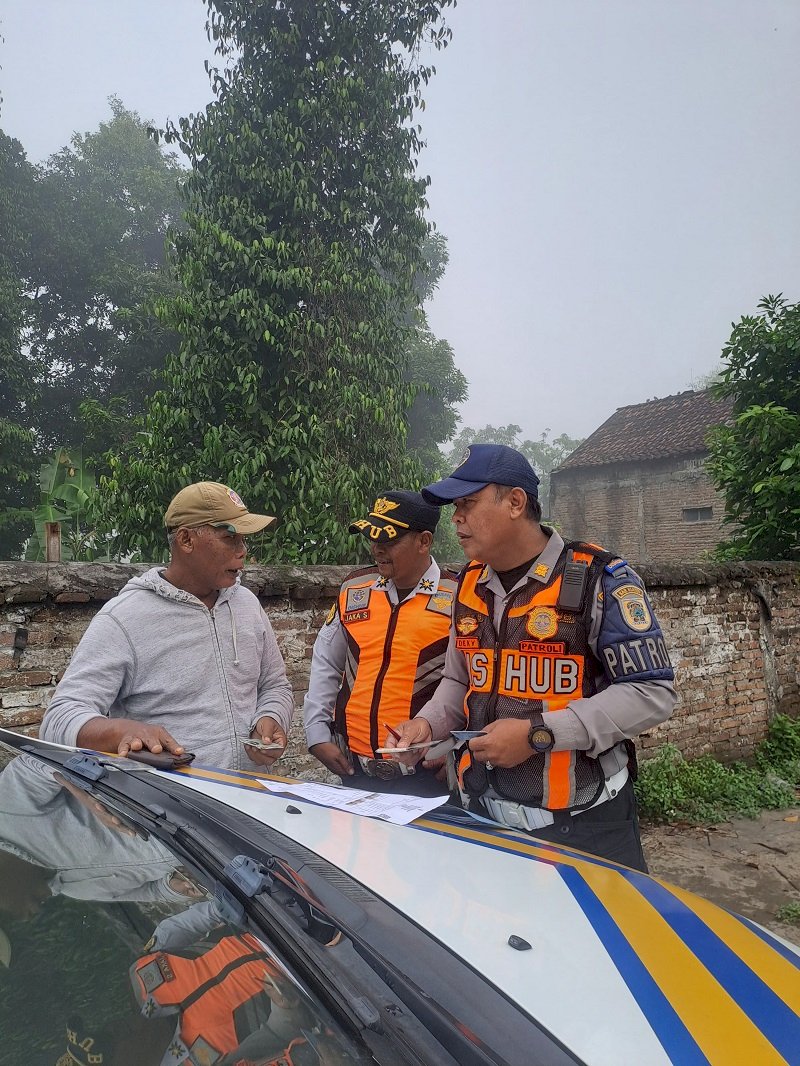 Tegas! Dinas Perhubungan Klaten Tertibkan Truk Galian C yang Melintas di Jalan Terlarang Basin-Gayamprit