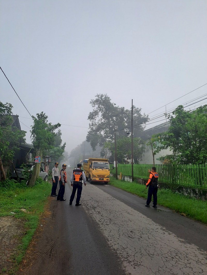 Tegas! Dinas Perhubungan Klaten Tertibkan Truk Galian C yang Melintas di Jalan Terlarang Basin-Gayamprit