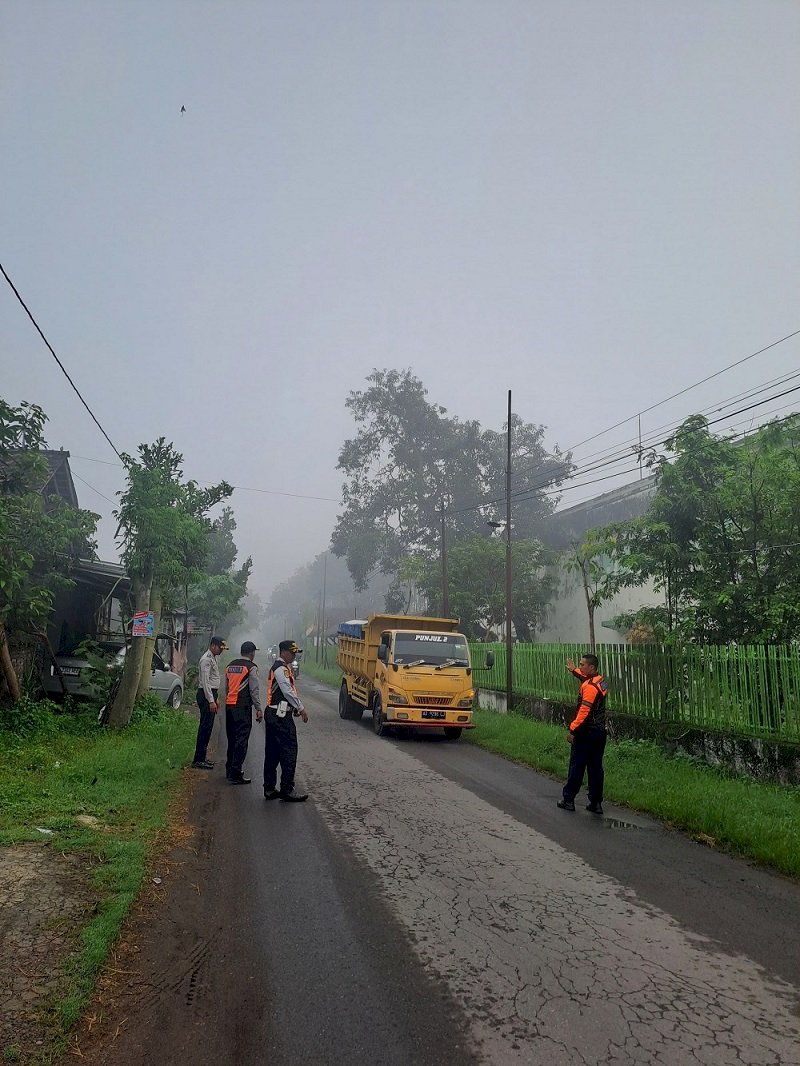 Tegas! Dinas Perhubungan Klaten Tertibkan Truk Galian C yang Melintas di Jalan Terlarang Basin-Gayamprit