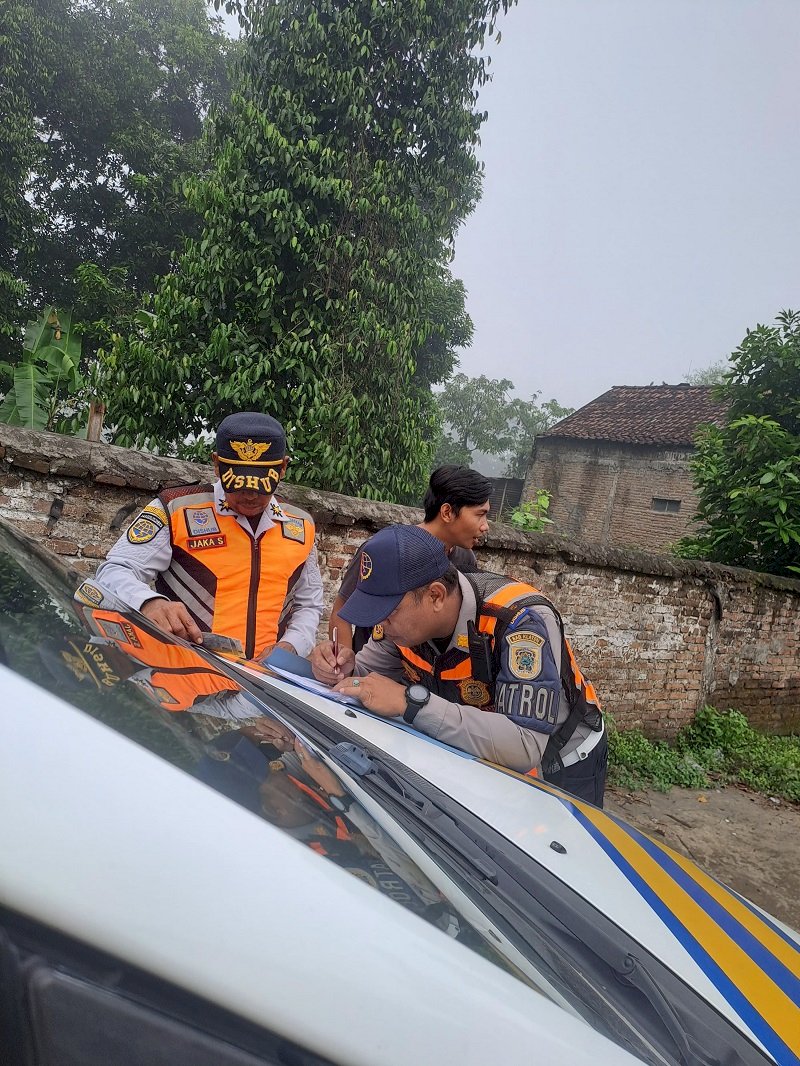 Tegas! Dinas Perhubungan Klaten Tertibkan Truk Galian C yang Melintas di Jalan Terlarang Basin-Gayamprit