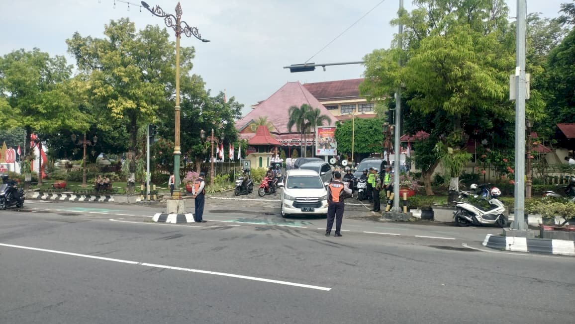 Lancar Maksimal! Tim Dalops Dinas Perhubungan Kuasai Lalu Lintas di Seluruh Rute Hari Pahlawan 2025 untuk Kelancaran Upacara