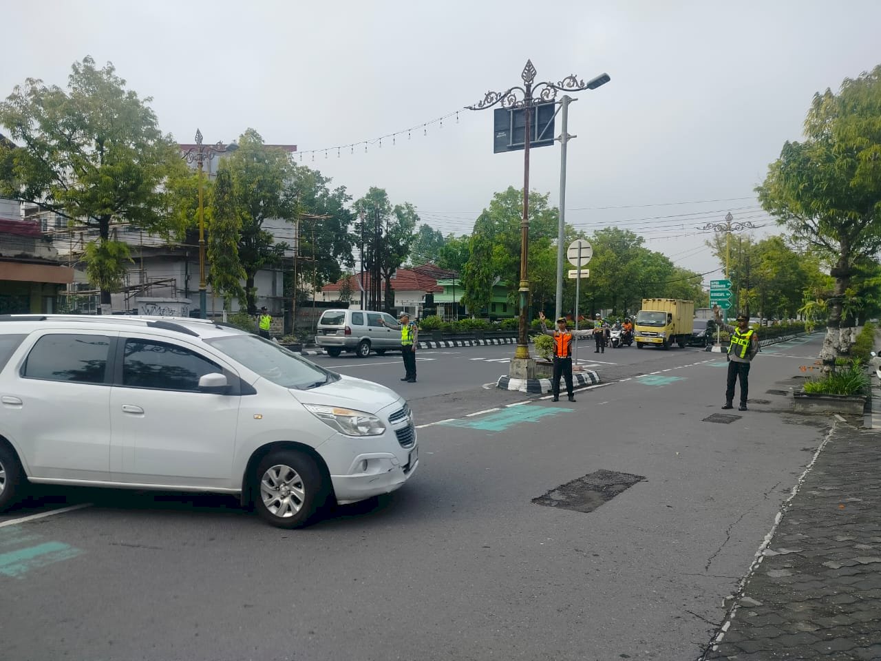 Lancar Maksimal! Tim Dalops Dinas Perhubungan Kuasai Lalu Lintas di Seluruh Rute Hari Pahlawan 2025 untuk Kelancaran Upacara