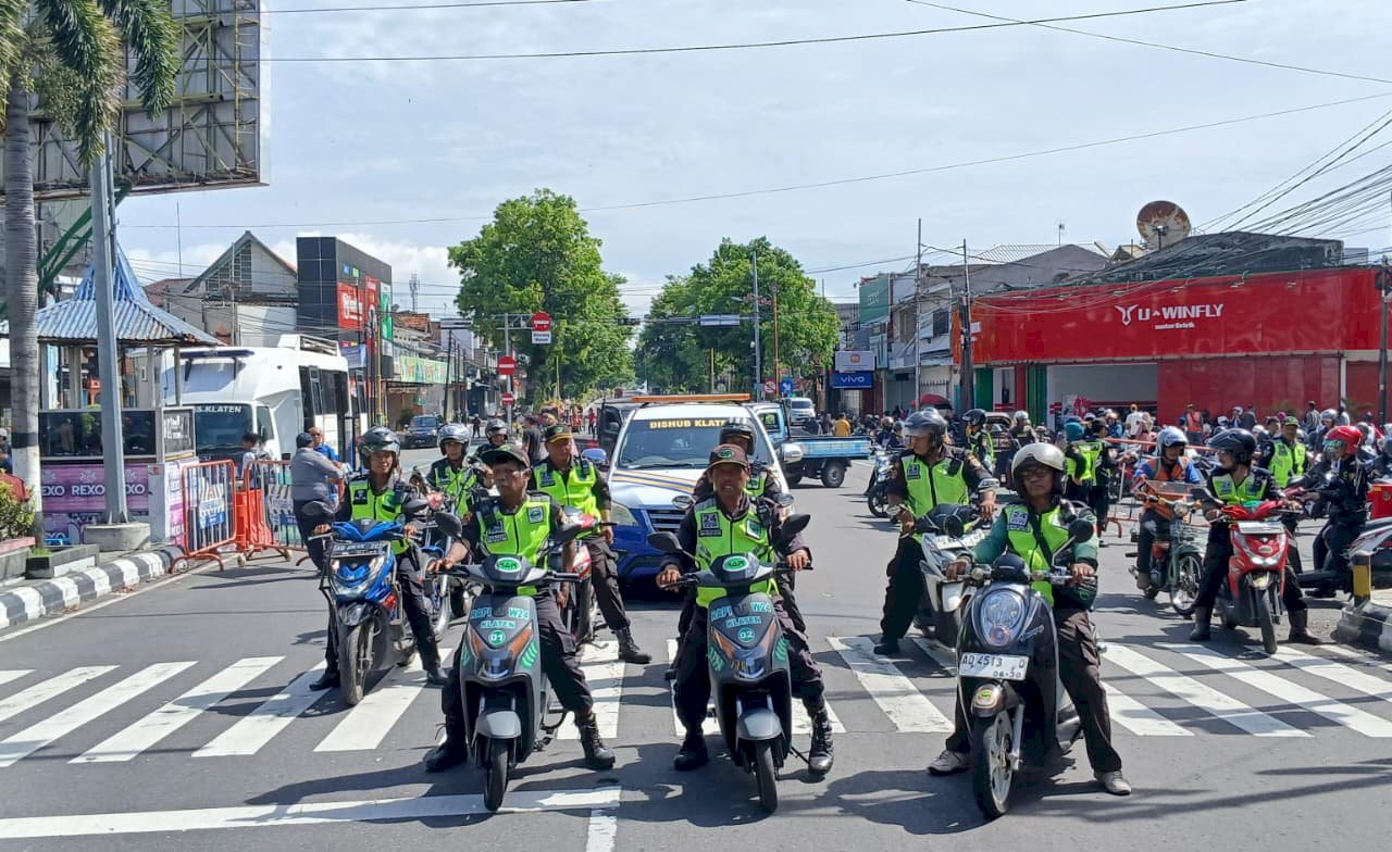 Jalan Kembar Kota Aman dan Tertib: Tim CFD Dishub Klaten Kuasai Pengaturan Lalu Lintas Minggu 9 November 2025