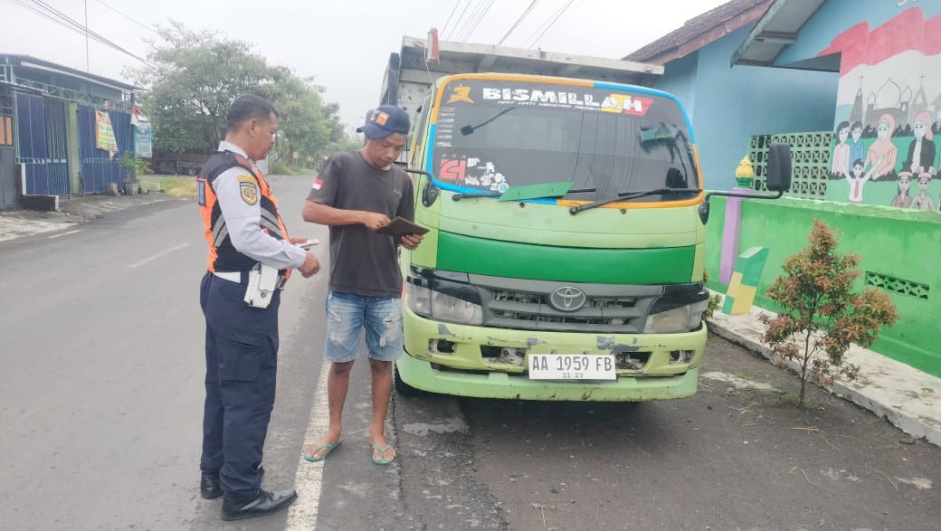 Responsif dan Proaktif! Dinas Perhubungan Tindak Tegas Truk Gol C di Ngupit-Karangnongko: 4 Armada Peringatan Tertulis