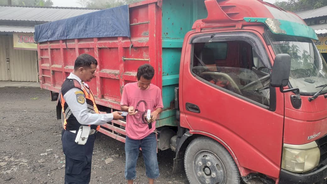 Responsif dan Proaktif! Dinas Perhubungan Tindak Tegas Truk Gol C di Ngupit-Karangnongko: 4 Armada Peringatan Tertulis