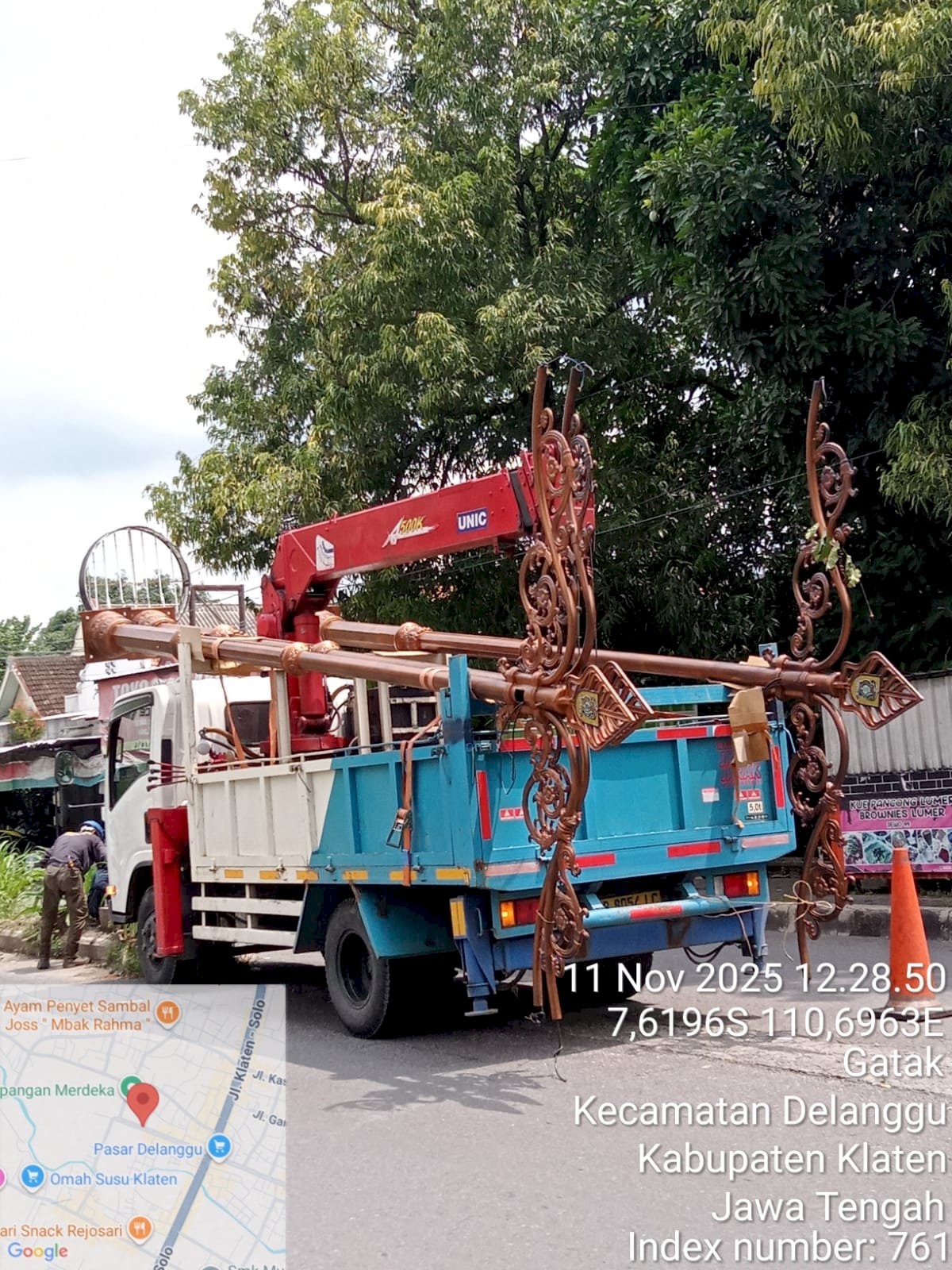 Terangi Delanggu dengan Gaya! Dinas Perhubungan Pasang Tiang Lampu Antik di Pusat Desa