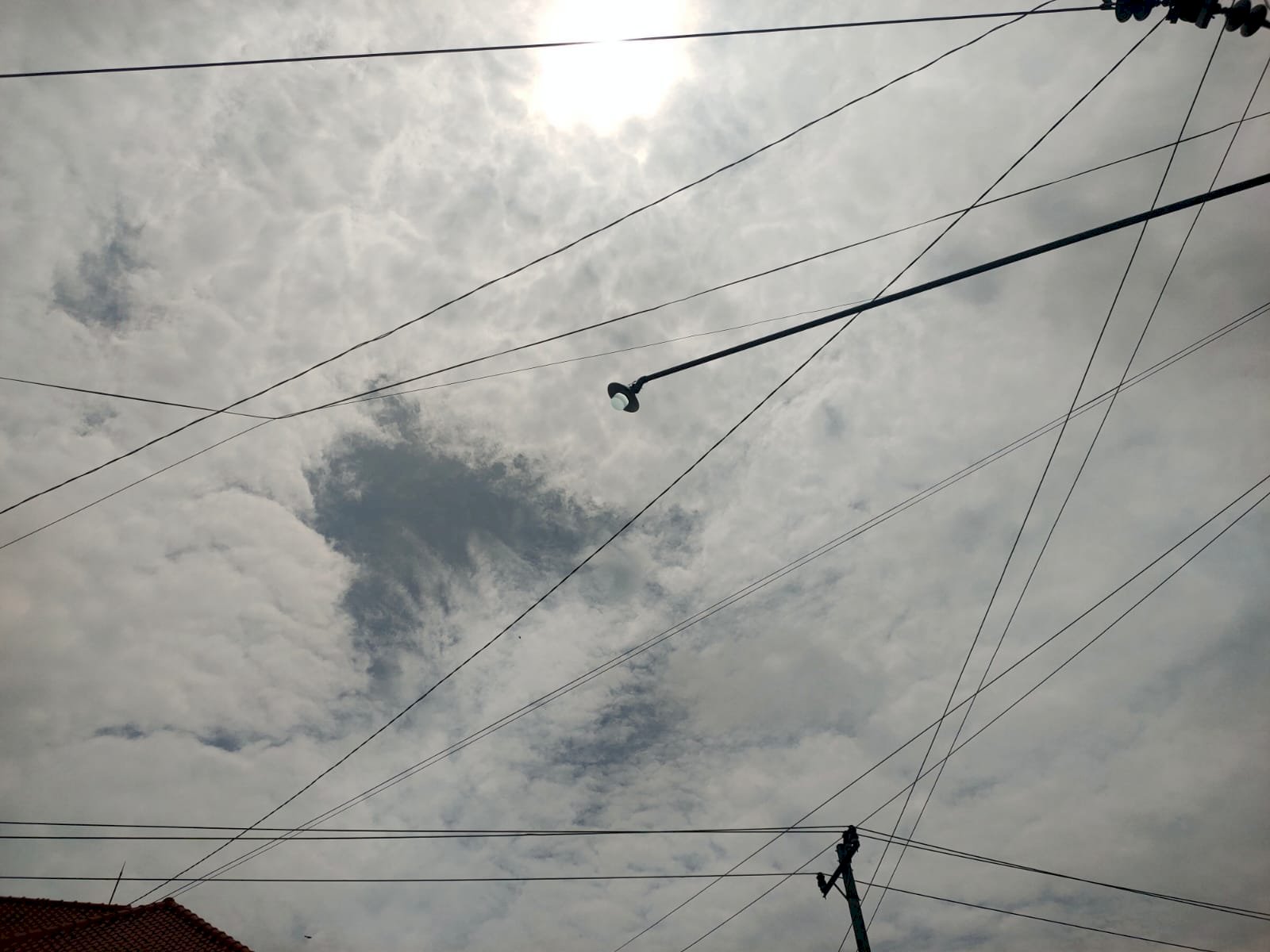 Pembaruan Teknologi Lampu di Temuwangi! Tim PJU Dishub Ganti Fiting, Cup Lampu, dan Pasang LED 40 Watt Hemat Energi 