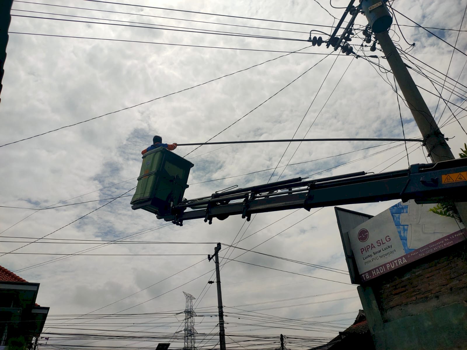 Pembaruan Teknologi Lampu di Temuwangi! Tim PJU Dishub Ganti Fiting, Cup Lampu, dan Pasang LED 40 Watt Hemat Energi 