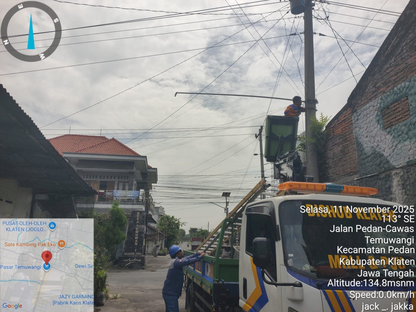 Pembaruan Teknologi Lampu di Temuwangi! Tim PJU Dishub Ganti Fiting, Cup Lampu, dan Pasang LED 40 Watt Hemat Energi 