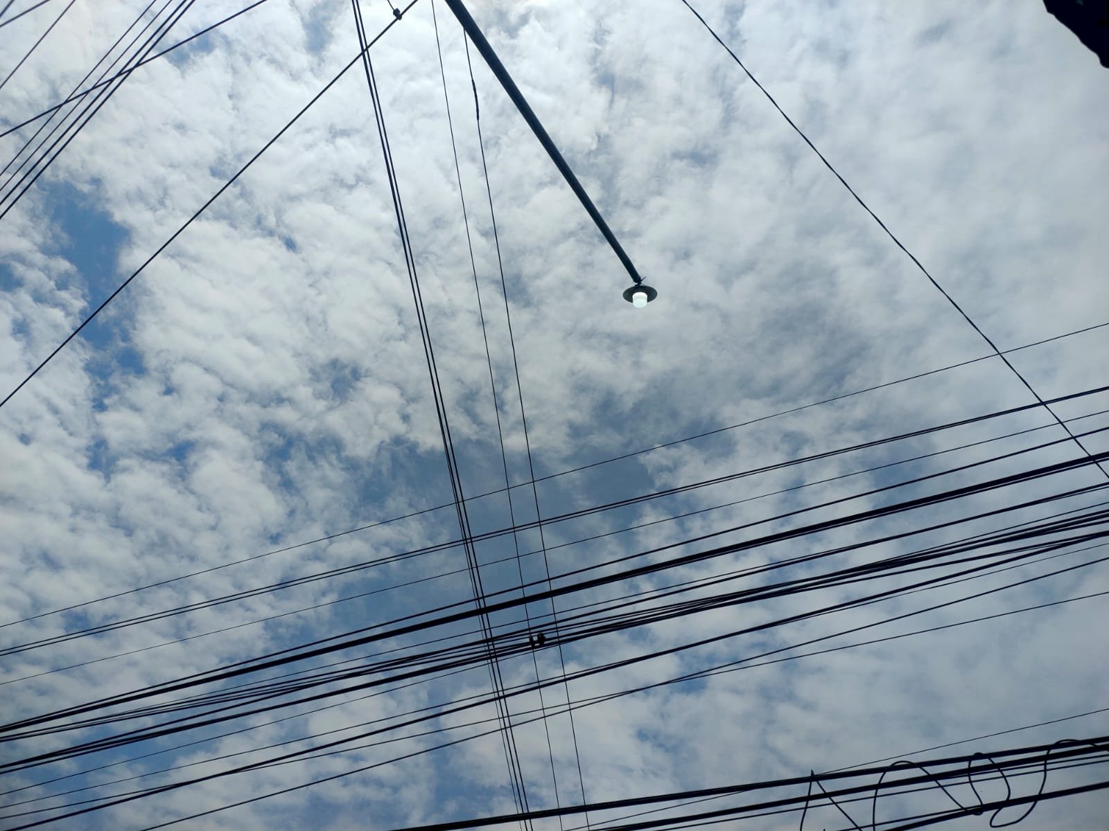 Pembaruan Teknologi Lampu di Temuwangi! Tim PJU Dishub Ganti Fiting, Cup Lampu, dan Pasang LED 40 Watt Hemat Energi 