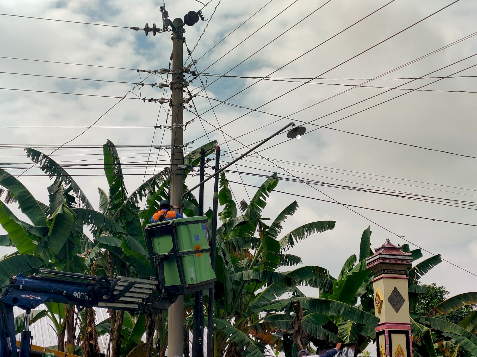 Perempatan Bero Terangi Optimal! Tim PJU Dishub Service Jaringan dan Ganti Fotosél