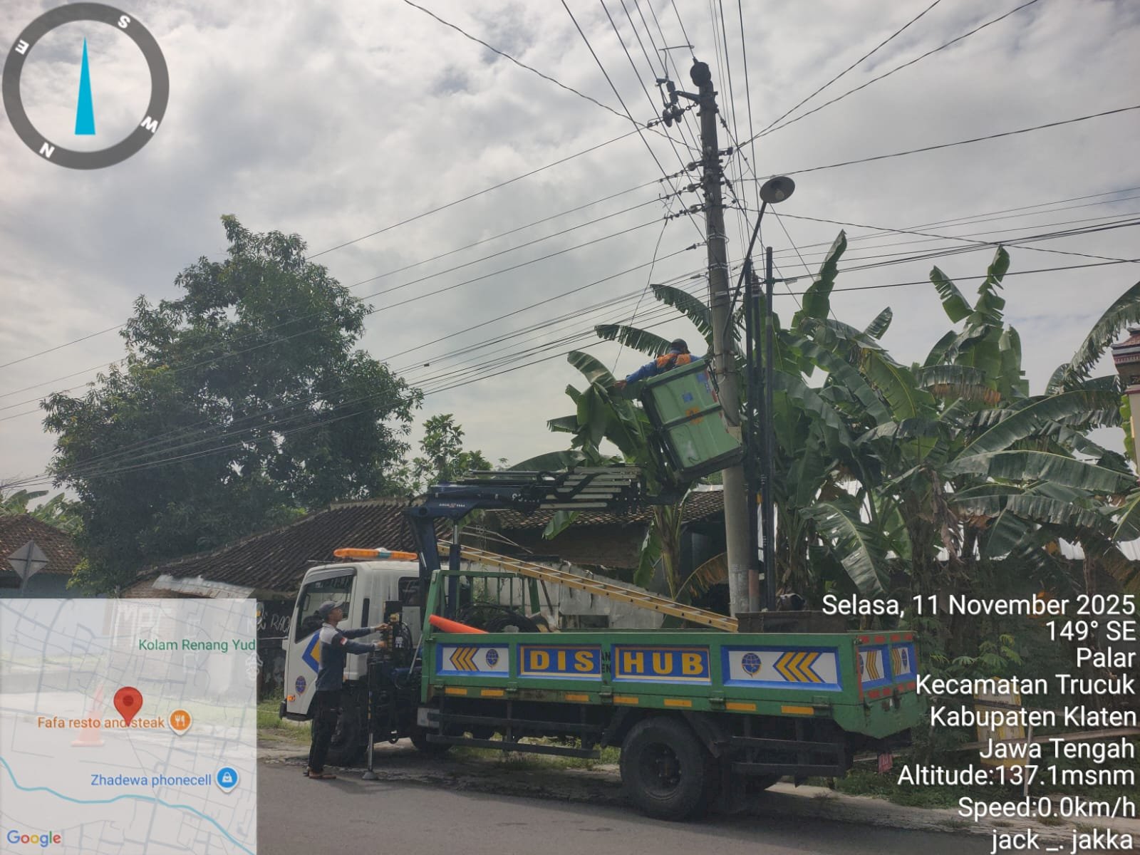 Perempatan Bero Terangi Optimal! Tim PJU Dishub Service Jaringan dan Ganti Fotosél