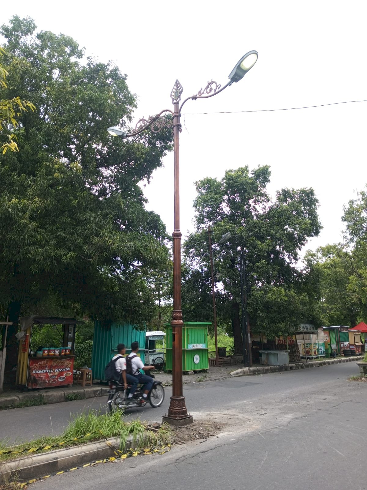 Empat Titik Pencahayaan Elegan! Dinas Perhubungan Lengkapi Delanggu dengan Tiang Lampu Antik Berornamen
