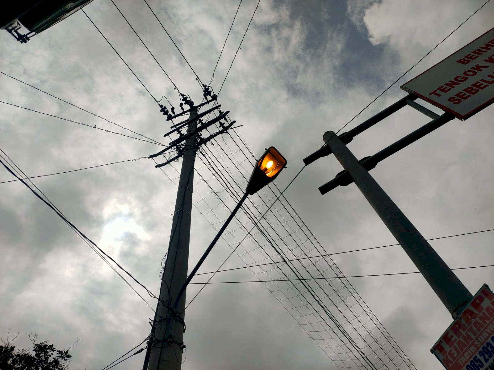 Sensor Cahaya Baru Aktif! Tim PJU Dishub Ganti Fotosél di Persimpangan Strategis Ngaran Mlese