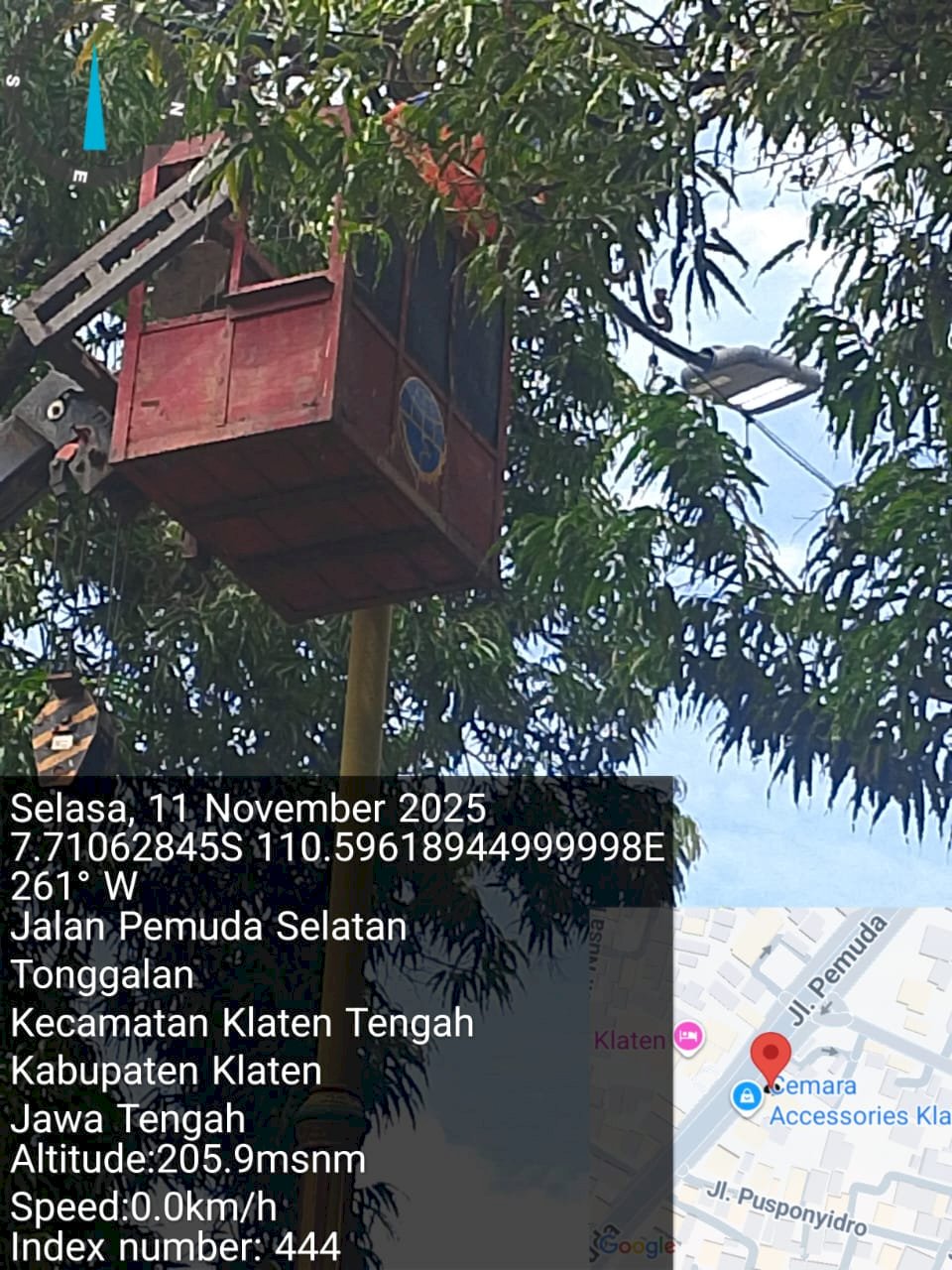 Lampu Hias Diganti Total! Tim PJU Dishub Perbaiki Korsleting Jaringan Listrik di Depan Tjokro Hotel