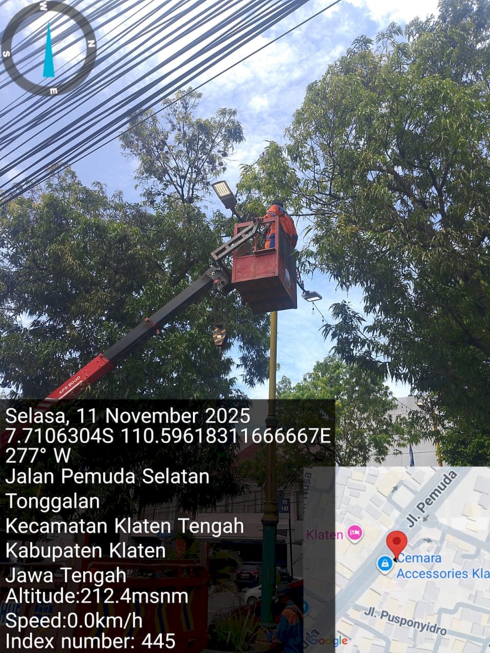 Lampu Hias Diganti Total! Tim PJU Dishub Perbaiki Korsleting Jaringan Listrik di Depan Tjokro Hotel