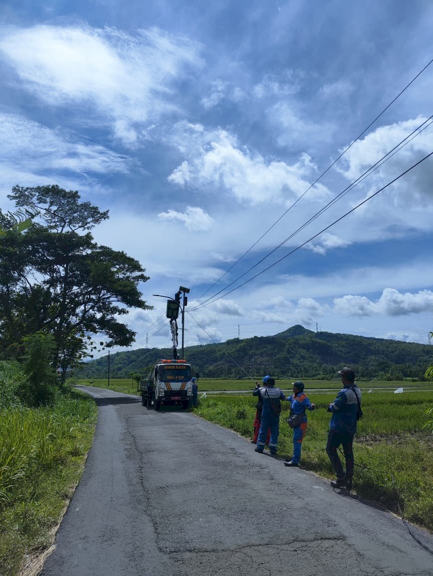Terang Benderang! Tim PJU Selesaikan Penarikan Konversi Tenaga Surya Ruas Mlese-Ngandong-Serut dengan Pencapaian Sempurna 100%"