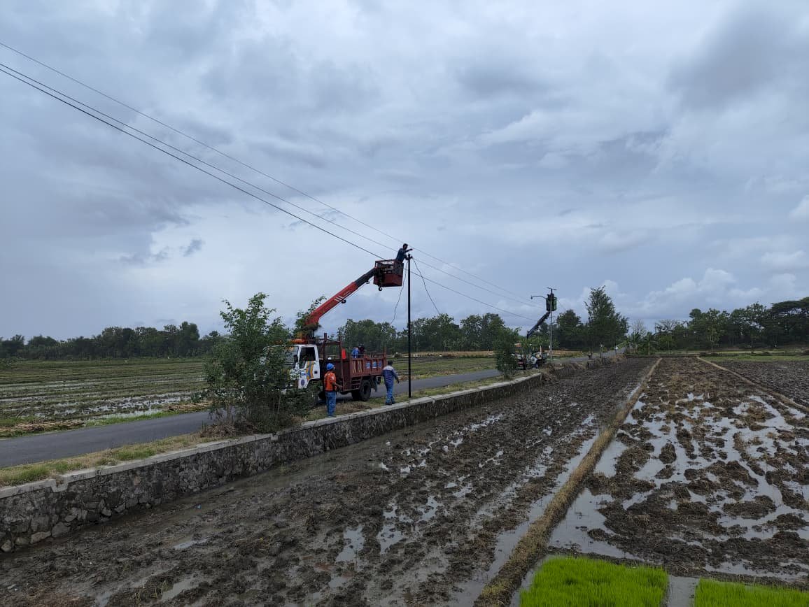 Terang Benderang! Tim PJU Selesaikan Penarikan Konversi Tenaga Surya Ruas Mlese-Ngandong-Serut dengan Pencapaian Sempurna 100%"