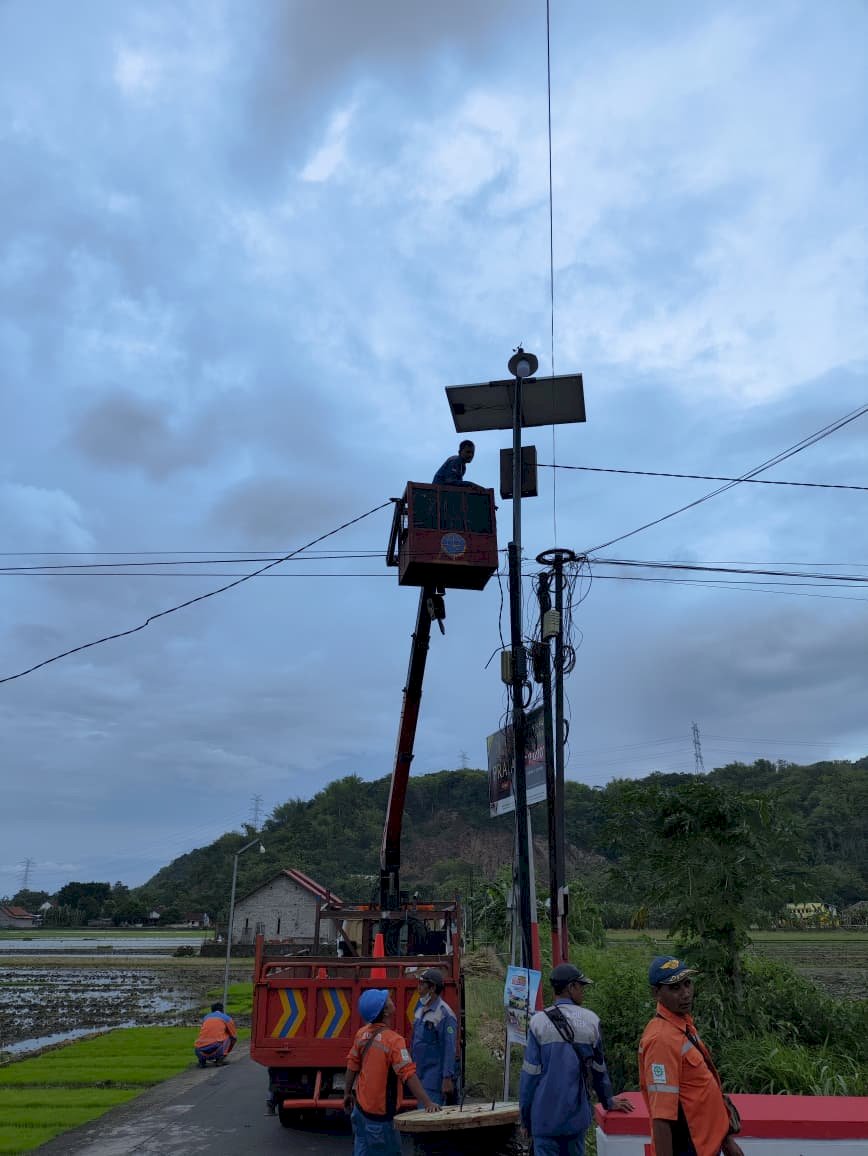 Terang Benderang! Tim PJU Selesaikan Penarikan Konversi Tenaga Surya Ruas Mlese-Ngandong-Serut dengan Pencapaian Sempurna 100%"