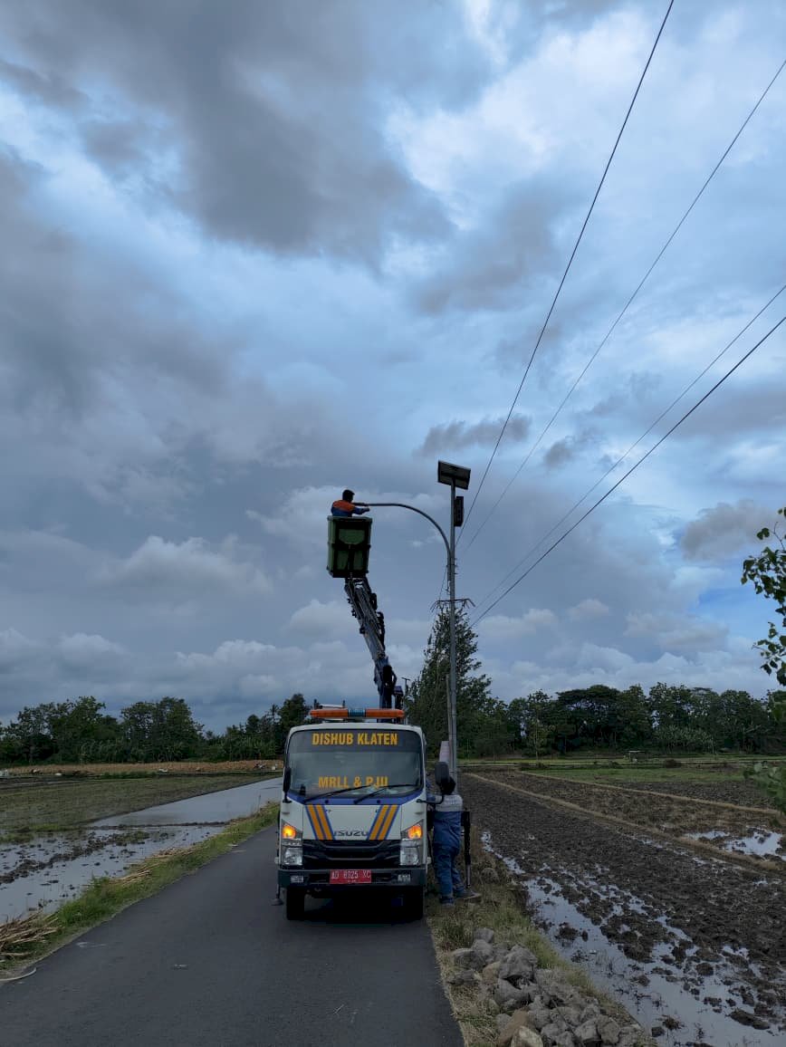 Terang Benderang! Tim PJU Selesaikan Penarikan Konversi Tenaga Surya Ruas Mlese-Ngandong-Serut dengan Pencapaian Sempurna 100%"