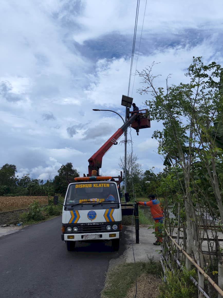 Terang Benderang! Tim PJU Selesaikan Penarikan Konversi Tenaga Surya Ruas Mlese-Ngandong-Serut dengan Pencapaian Sempurna 100%"