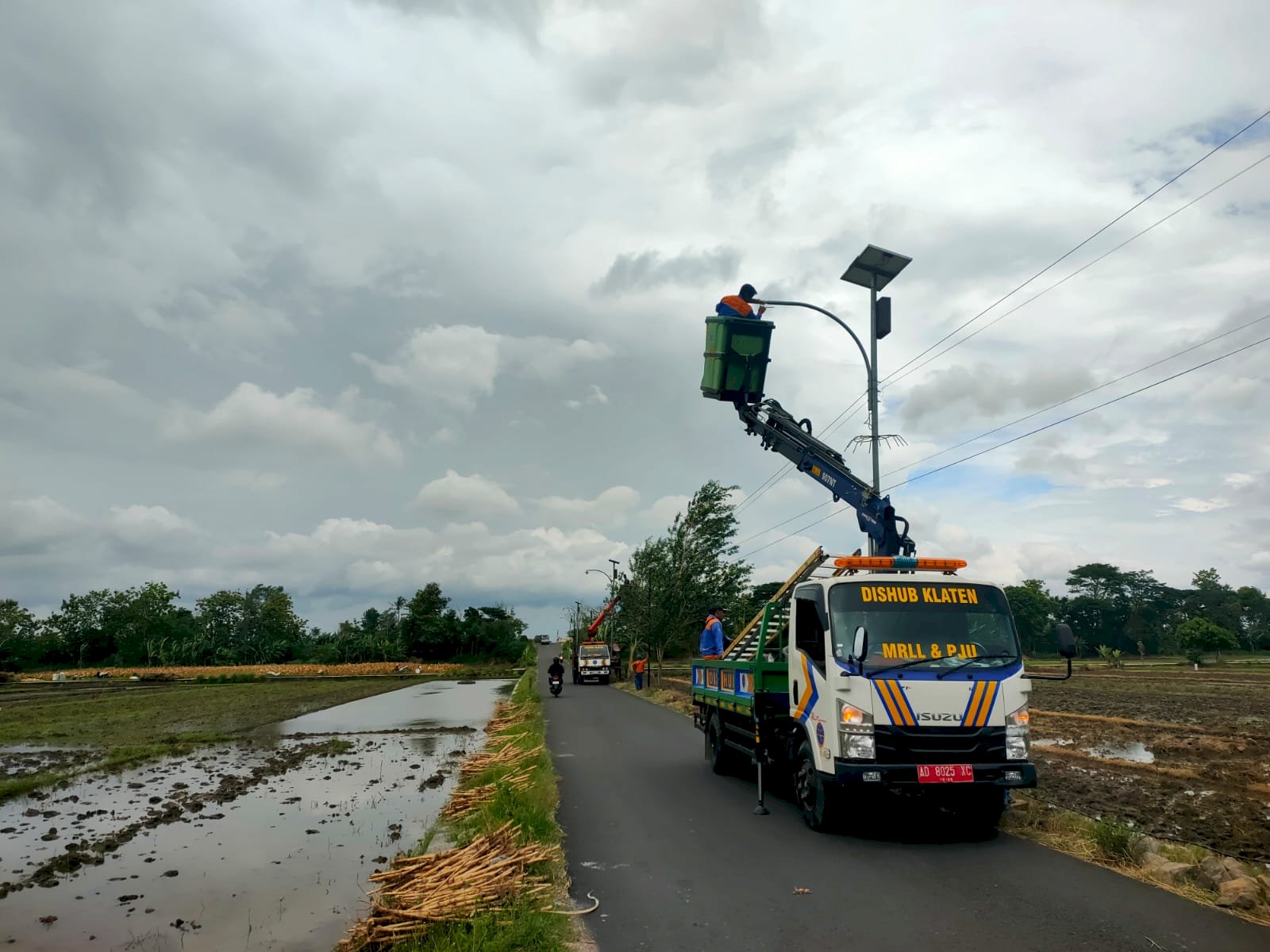 Terang Benderang! Tim PJU Selesaikan Penarikan Konversi Tenaga Surya Ruas Mlese-Ngandong-Serut dengan Pencapaian Sempurna 100%"