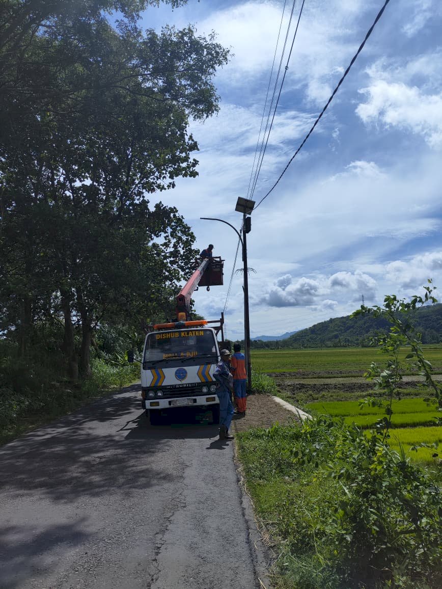 Terang Benderang! Tim PJU Selesaikan Penarikan Konversi Tenaga Surya Ruas Mlese-Ngandong-Serut dengan Pencapaian Sempurna 100%"