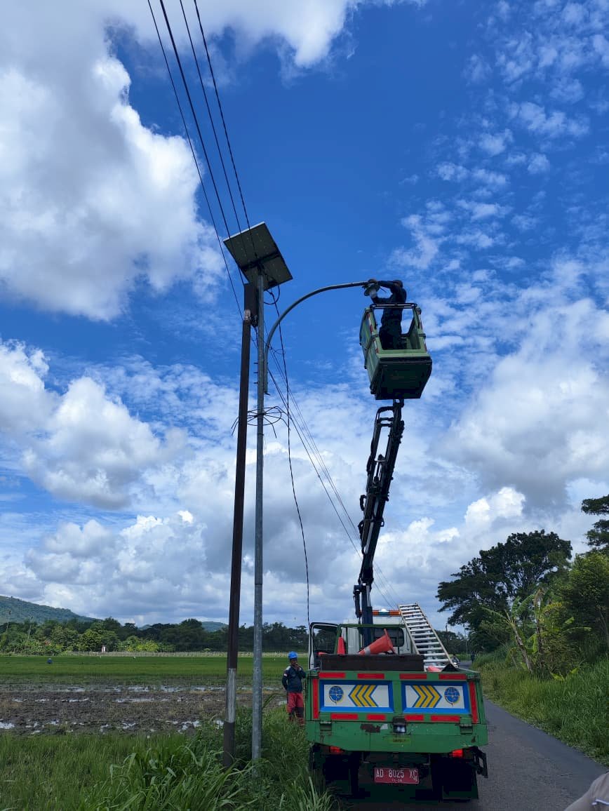 Terang Benderang! Tim PJU Selesaikan Penarikan Konversi Tenaga Surya Ruas Mlese-Ngandong-Serut dengan Pencapaian Sempurna 100%"
