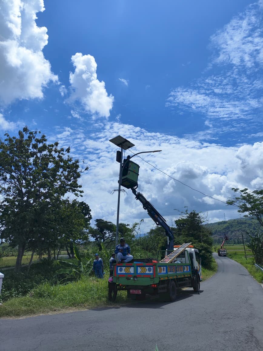 Terang Benderang! Tim PJU Selesaikan Penarikan Konversi Tenaga Surya Ruas Mlese-Ngandong-Serut dengan Pencapaian Sempurna 100%"