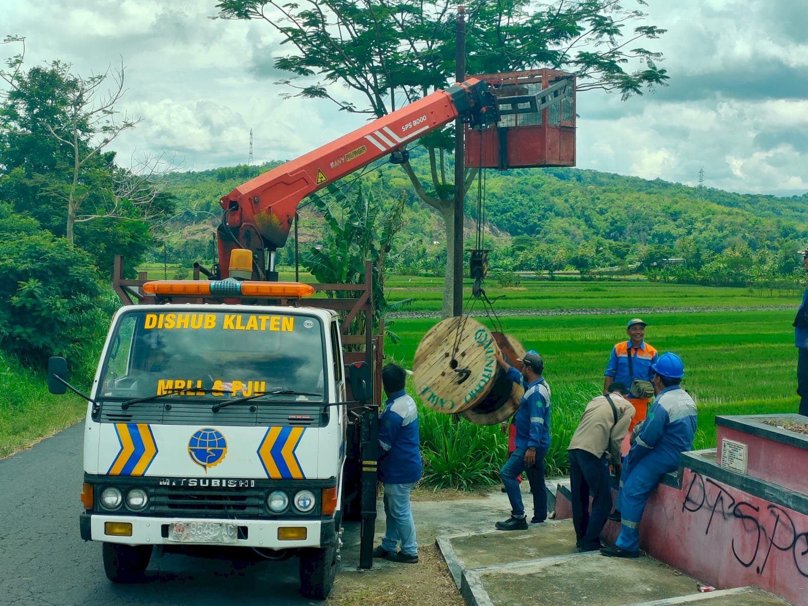 Terang Benderang! Tim PJU Selesaikan Penarikan Konversi Tenaga Surya Ruas Mlese-Ngandong-Serut dengan Pencapaian Sempurna 100%"