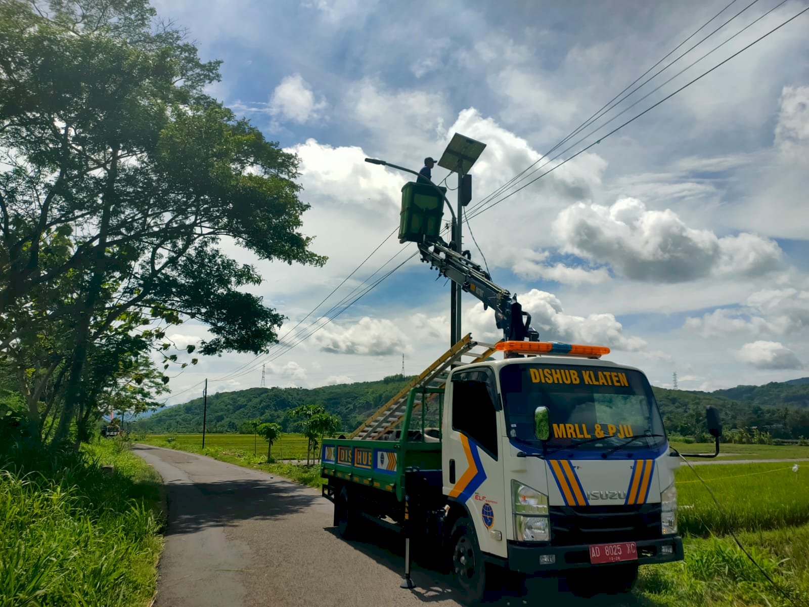 Terang Benderang! Tim PJU Selesaikan Penarikan Konversi Tenaga Surya Ruas Mlese-Ngandong-Serut dengan Pencapaian Sempurna 100%"
