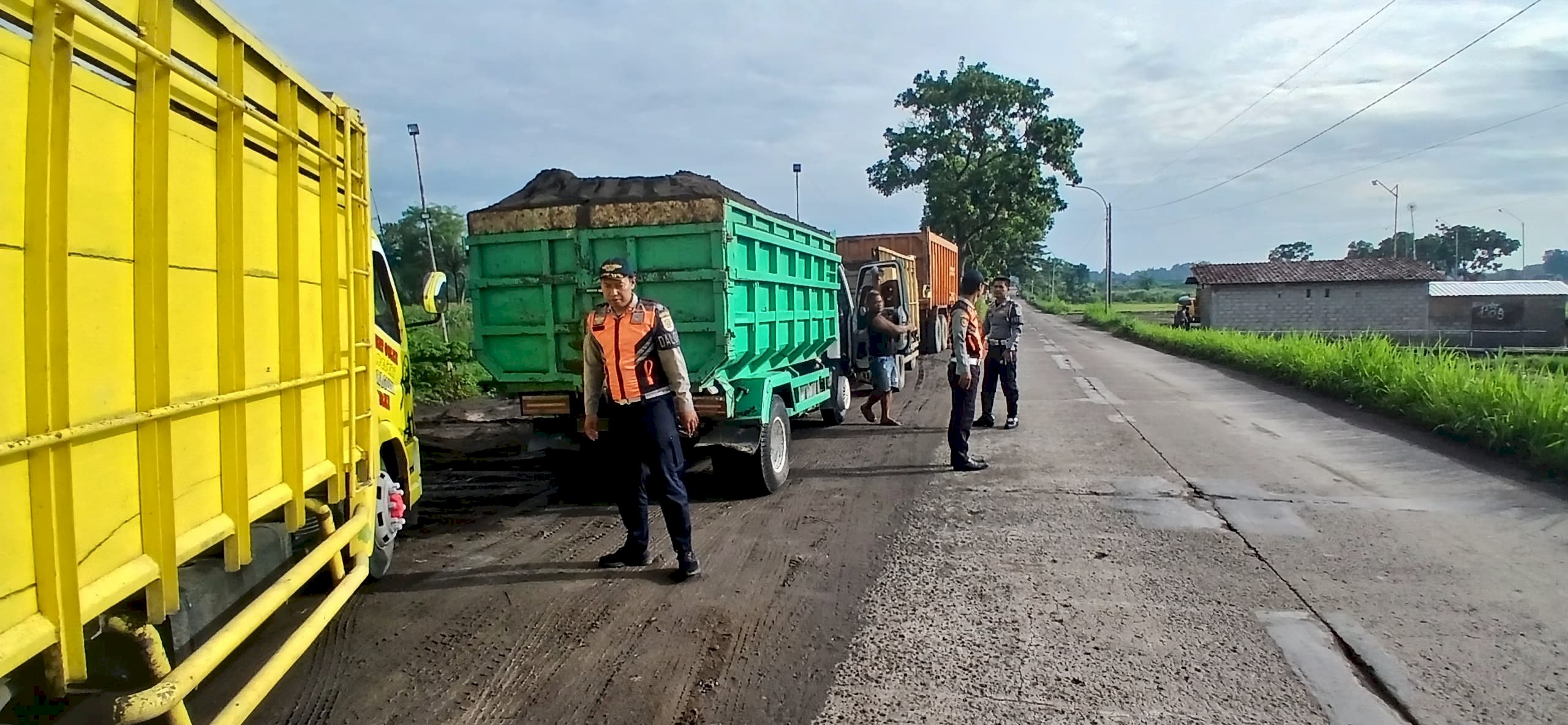 Operasi Penertiban Truk Gol C di Jam Sekolah: Dinas Perhubungan Klaten Amankan Lalu Lintas dan Keselamatan Pelajar di Ngupit – Gatak